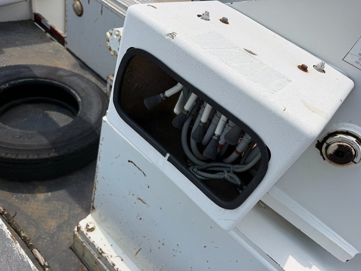 2007-peterbilt-335-image-43