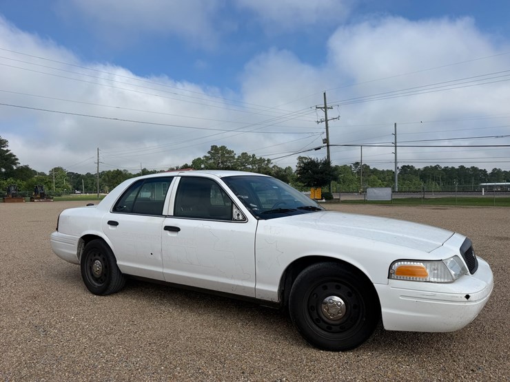 #36418-•-2011-ford-crown-victoria-image-2