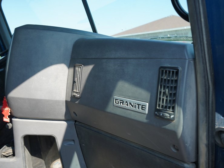 2014-mack-granite-gu713-image-21
