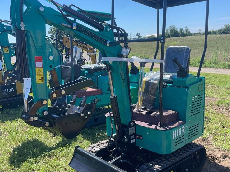 h16r-mini-excavator-image-1