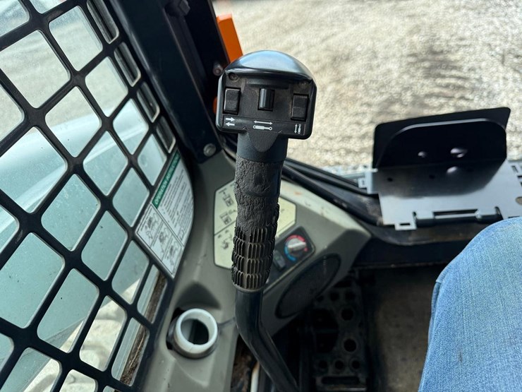 2013-bobcat-s650-image-24