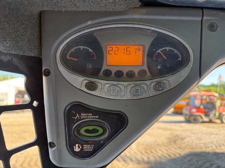 2014-bobcat-t110-image-24