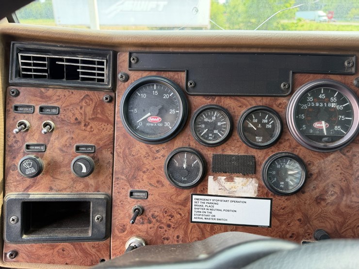 2007-peterbilt-335-image-78