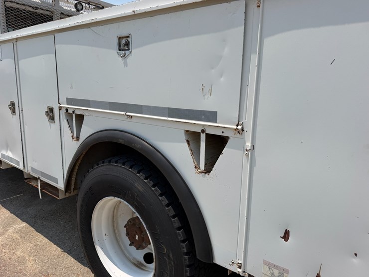 2007-peterbilt-335-image-8