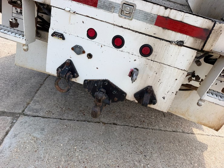 2007-peterbilt-335-image-35