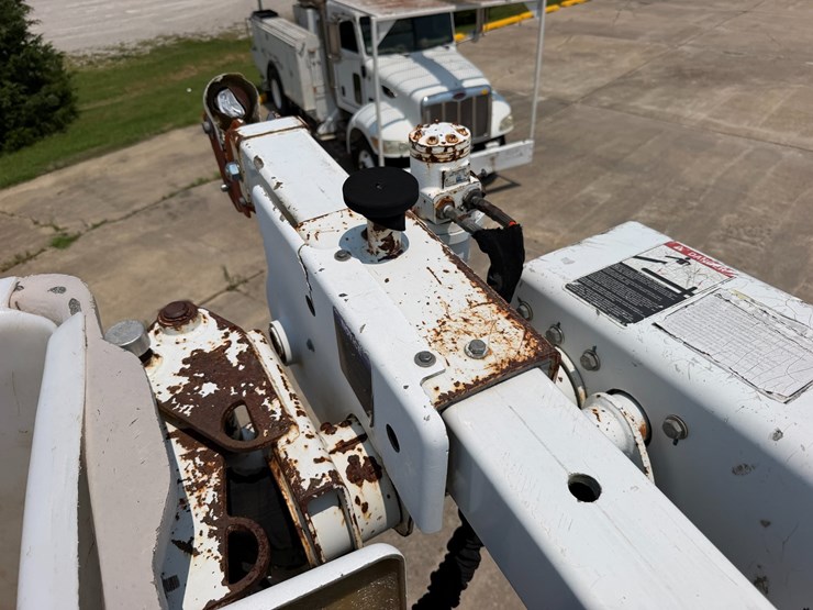 2007-peterbilt-335-image-55