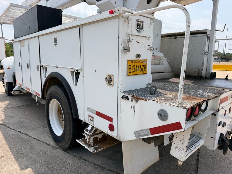 2007-peterbilt-335-image-6