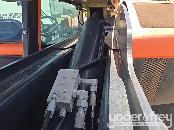 2018-jlg-1055-image-33