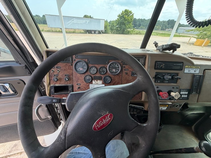 2007-peterbilt-335-image-71