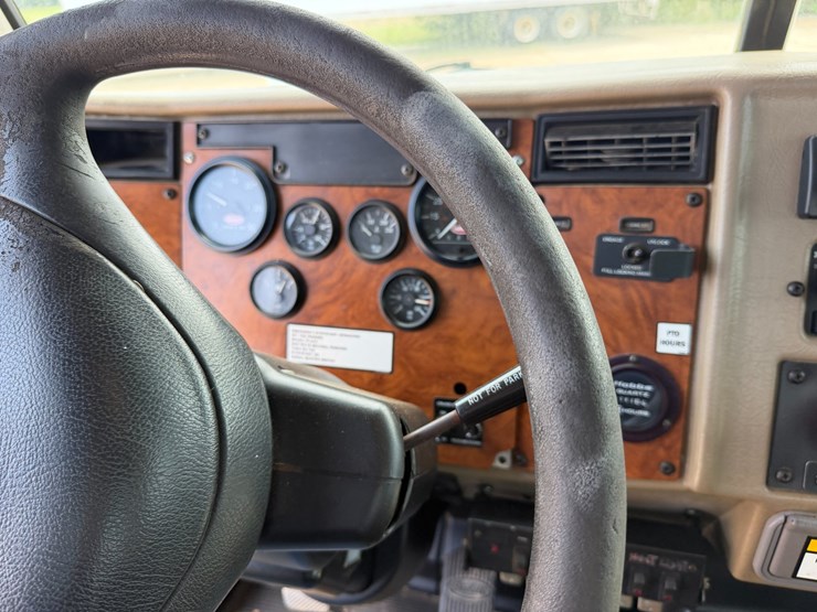 2007-peterbilt-335-image-69