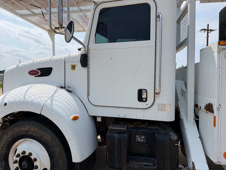 2007-peterbilt-335-image-10