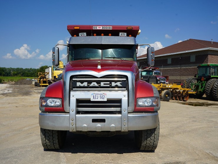 2018-mack-granite-gu713-image-2