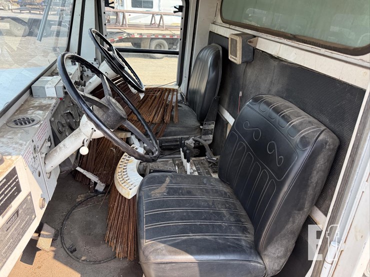 mobil-athey-street-sweeper-8401-image-32