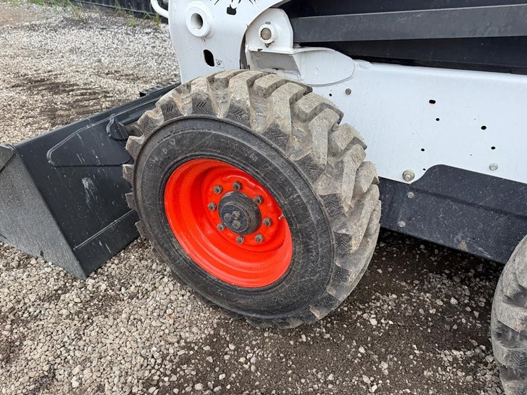 2013-bobcat-s650-image-16