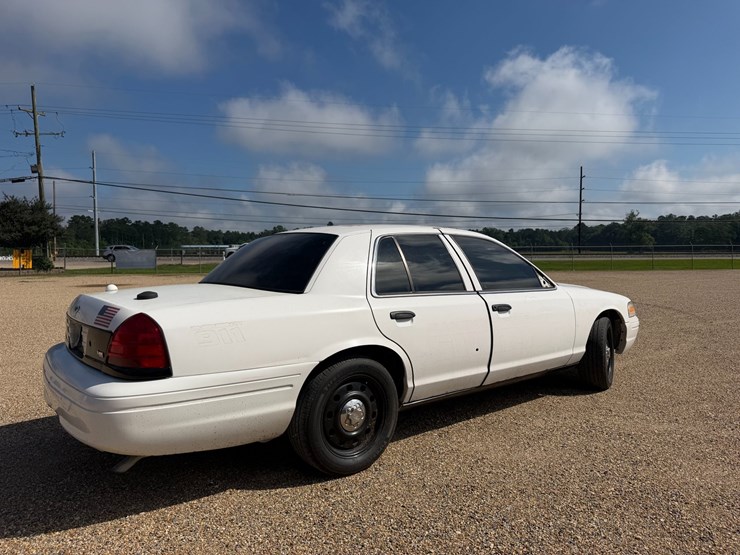 #36417-•-2011-ford-crown-victoria-image-3