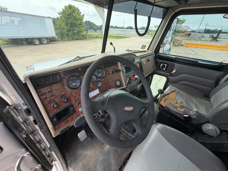 2007-peterbilt-335-image-61