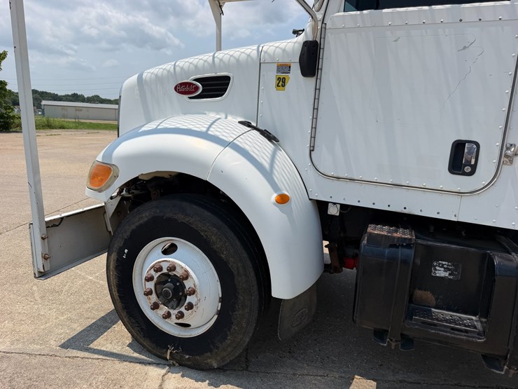 2007-peterbilt-335-image-10