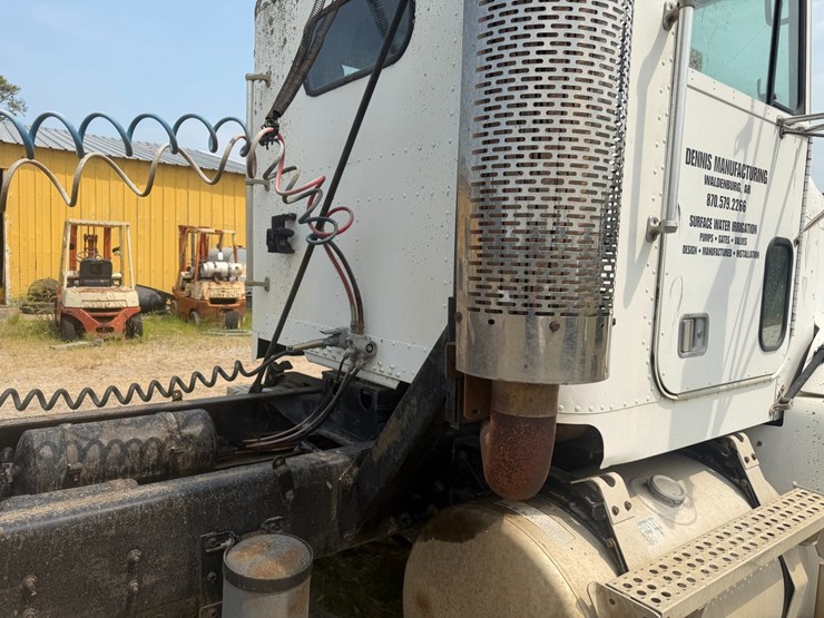 1990-freightliner-fld120-image-46