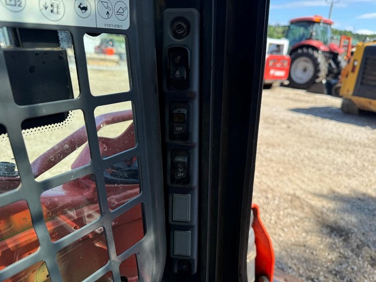 kubota-ssv65-image-23