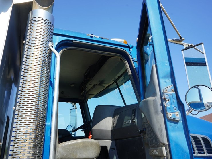 2014-mack-granite-gu713-image-18