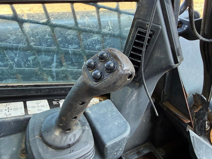 deere-323e-image-26