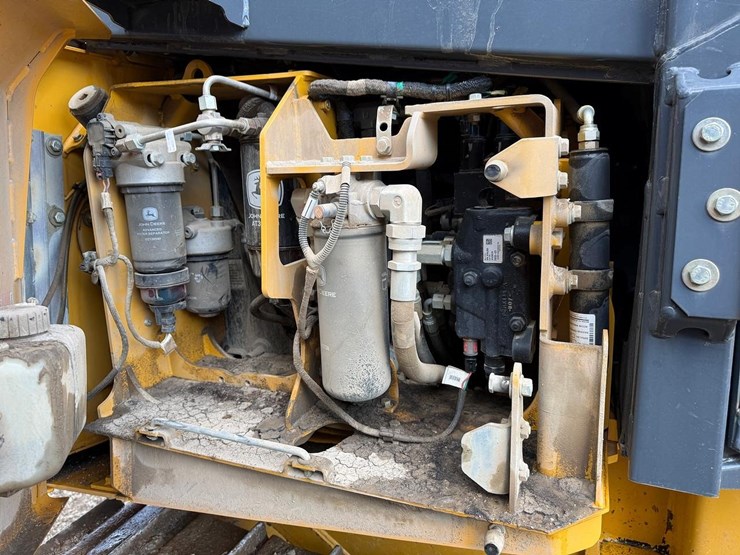 2016-deere-650k-lgp-image-17