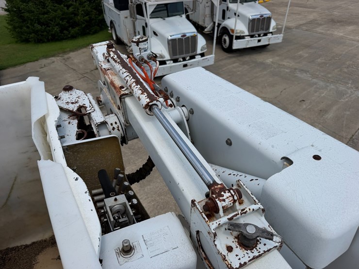 2007-peterbilt-335-image-49