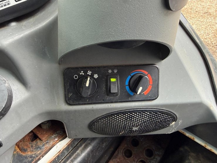 2020-bobcat-s570-image-25