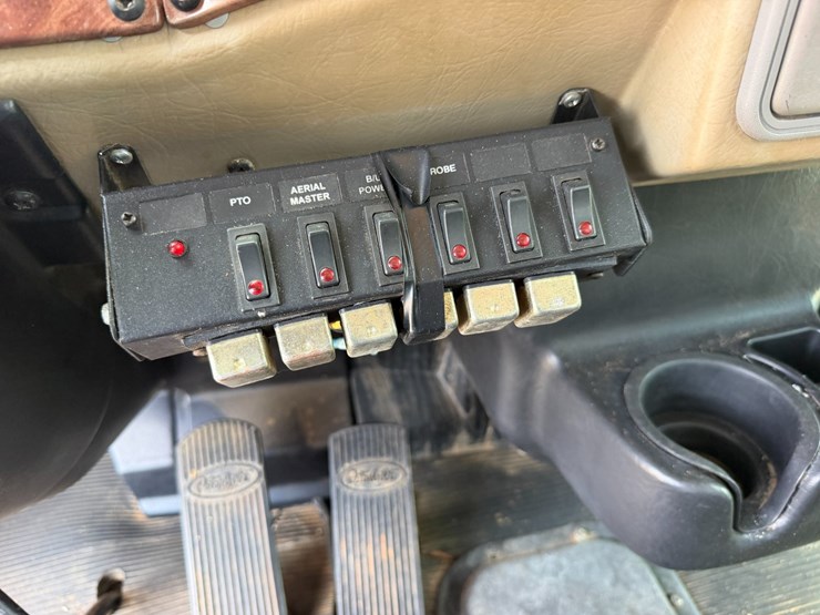2007-peterbilt-335-image-66