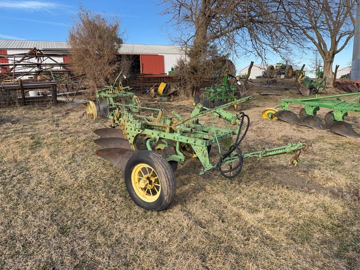 john-deere-pull-type-three-bottom-plow-image-1