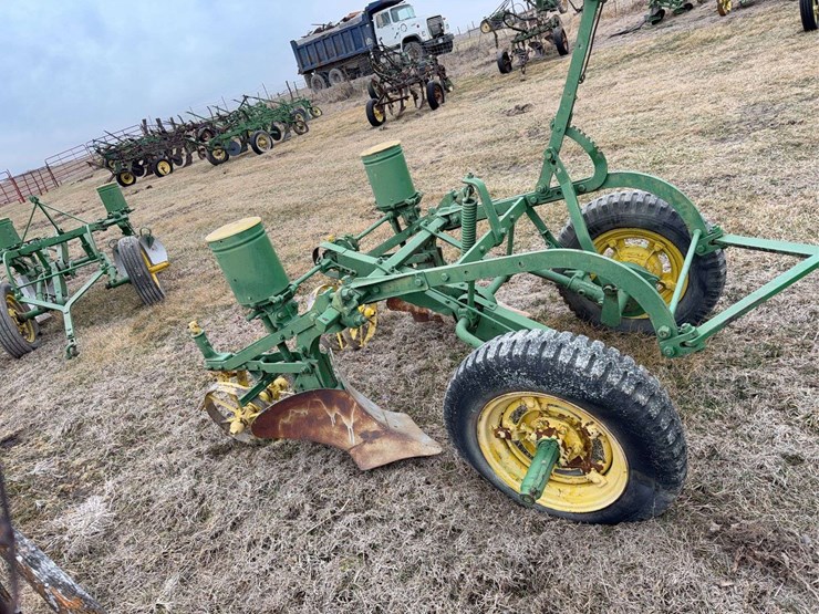 john-deere-pull-type-two-row-planter-image-7