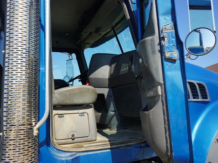 2014-mack-granite-gu713-image-17
