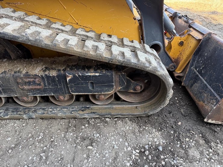 deere-323e-image-14