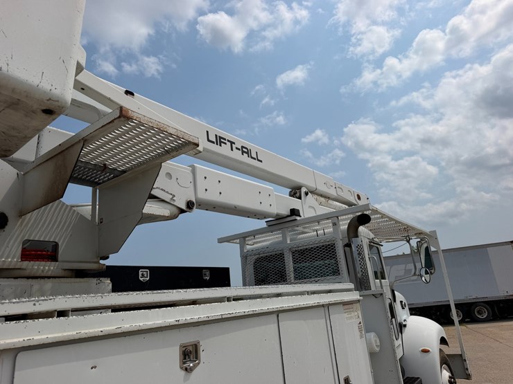 2007-peterbilt-335-image-40