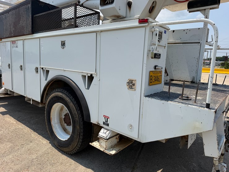 2007-peterbilt-335-image-6