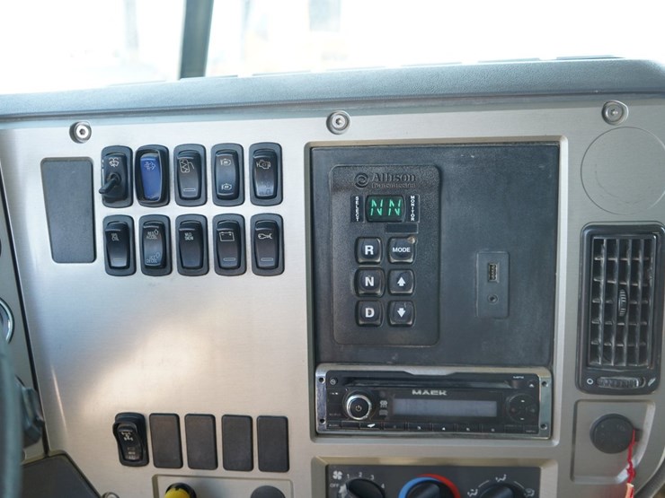 2014-mack-granite-gu713-image-14