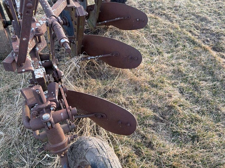 john-deere-pull-type-three-bottom-plow-image-20