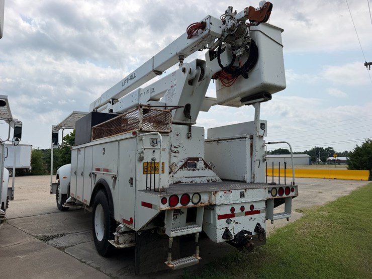2007-peterbilt-335-image-4