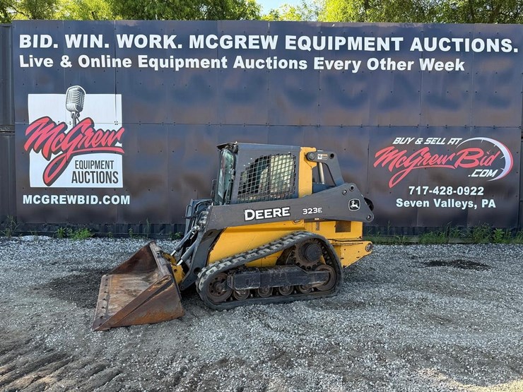 deere-323e-image-1
