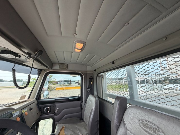 2007-peterbilt-335-image-59