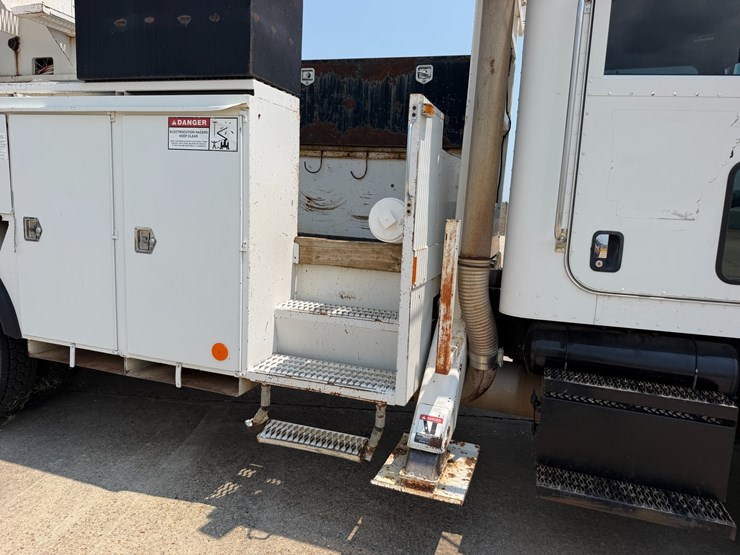 2007-peterbilt-335-image-17