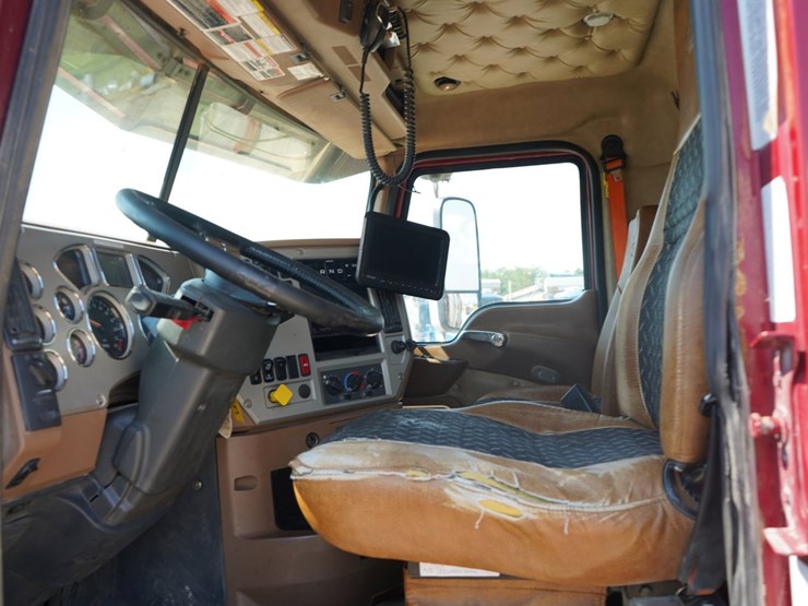 2018-mack-granite-gu713-image-12