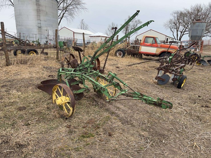 john-deere-pull-type-two-bottom-plow-image-10