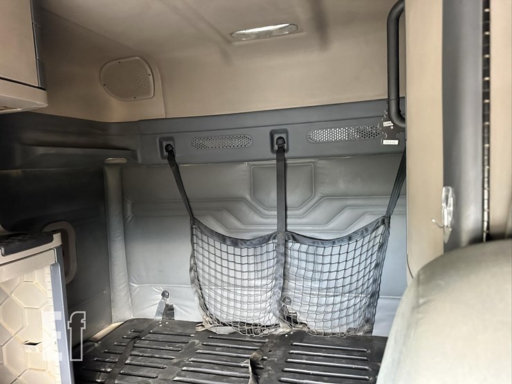 2014-freightliner-cascadia-125-image-32