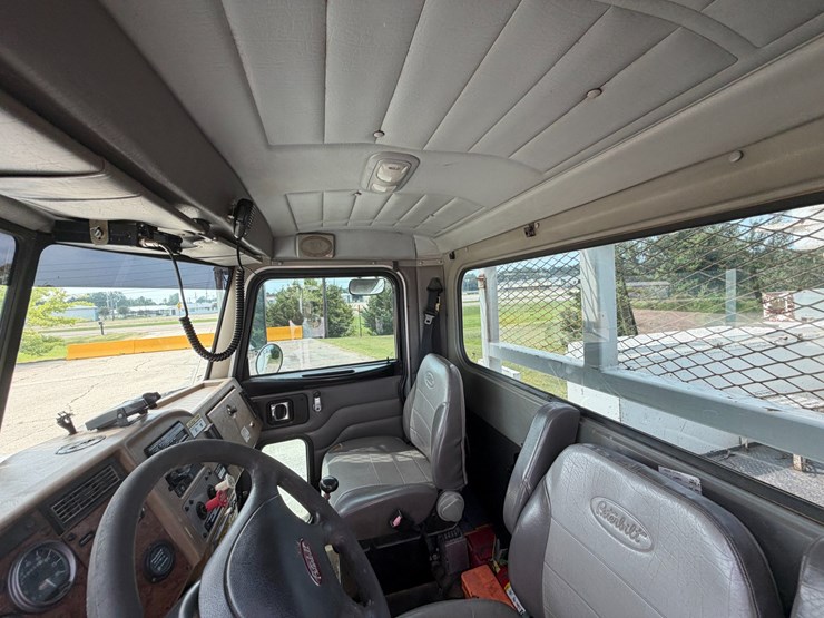2007-peterbilt-335-image-67