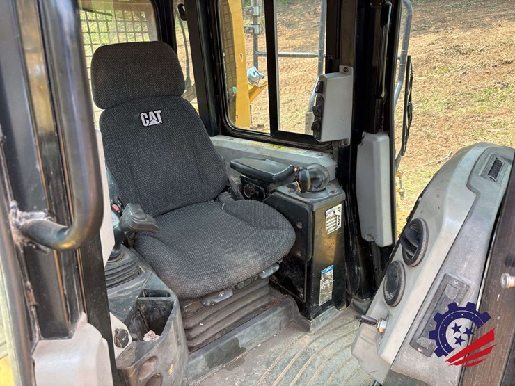 2015-caterpillar-d6t-lgp-image-83