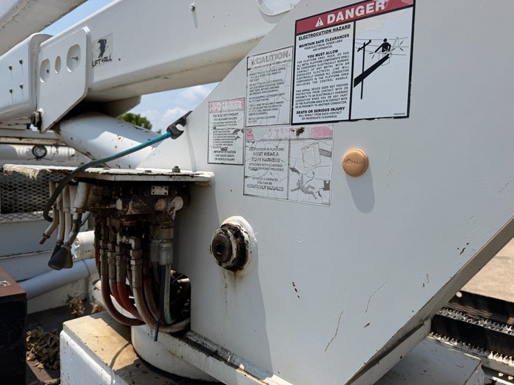 2007-peterbilt-335-image-50