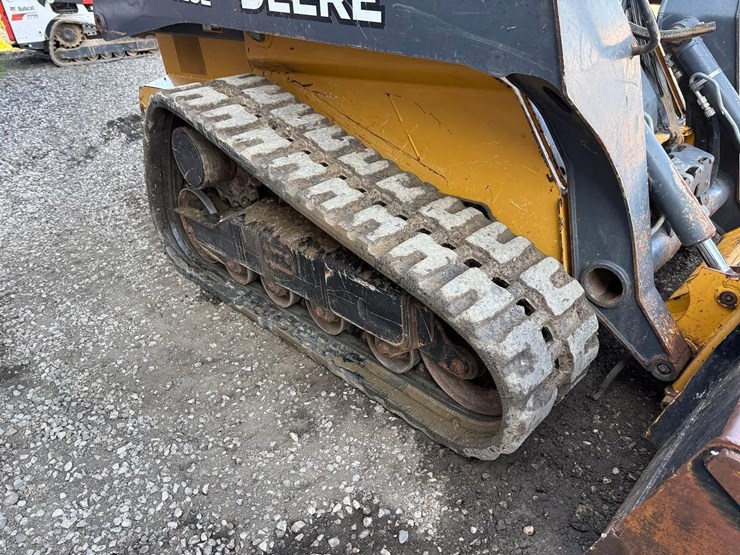 deere-323e-image-12