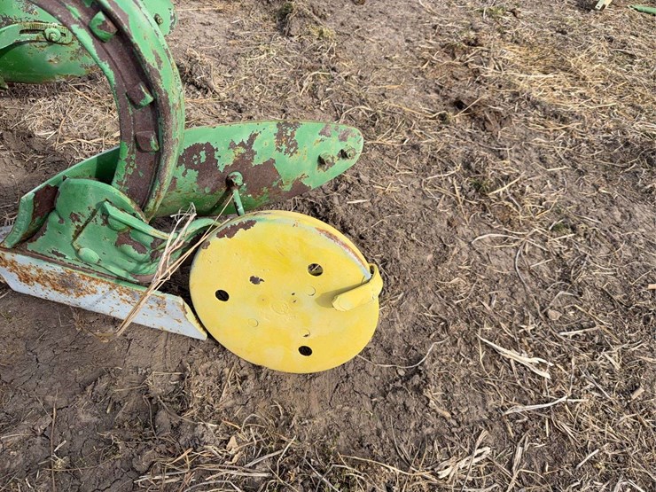 john-deere-pull-type-two-bottom-plow-image-15
