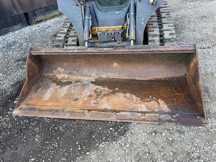 deere-323e-image-9